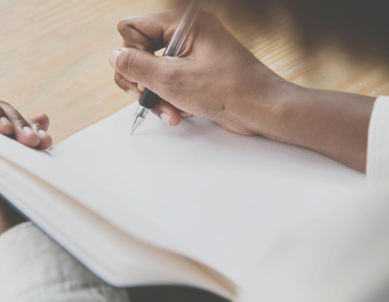 Strukturierte Bibliothek mit Fachbüchern und Lernressourcen für Unternehmensfinanzierung