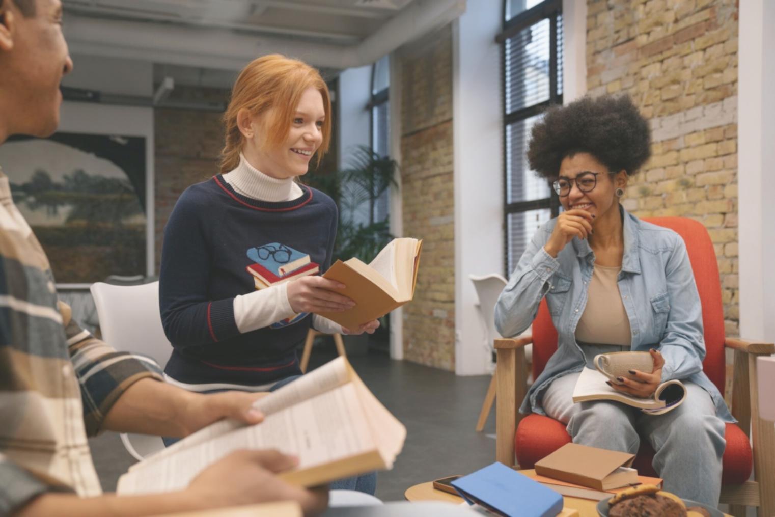 Workshop-Situation mit Teilnehmern bei der praktischen Anwendung von Finanzstrategien