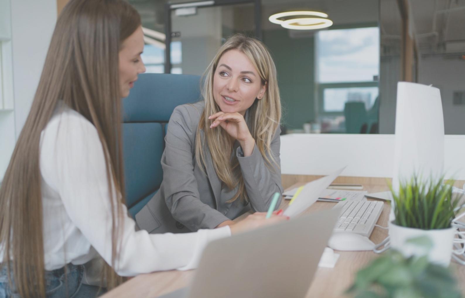 Professionelles Arbeitsumfeld mit fokussierten Fachkräften bei der strategischen Planung